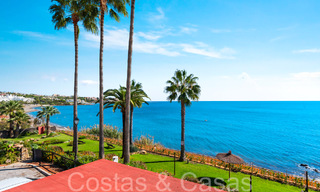 Moderna casa en venta con impresionantes vistas al mar en un complejo en primera línea de playa cerca de Estepona 65402 