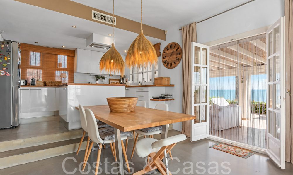 Moderna casa en venta con impresionantes vistas al mar en un complejo en primera línea de playa cerca de Estepona 65405