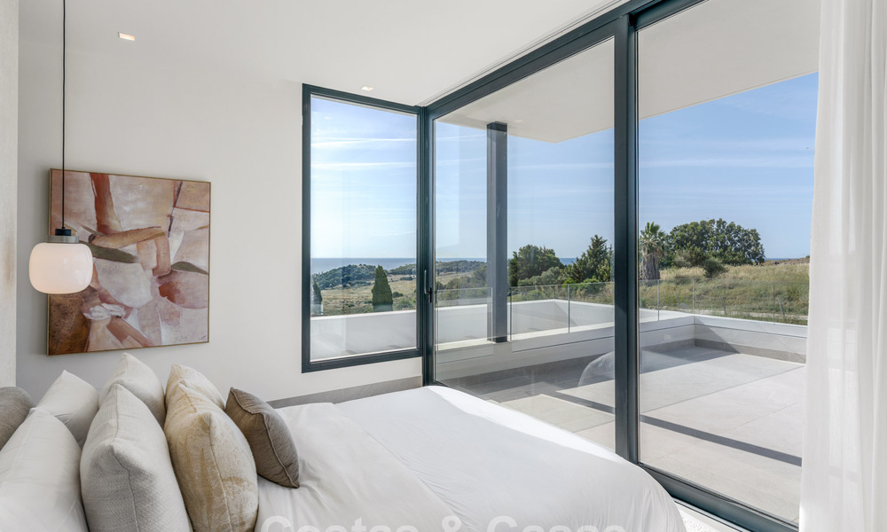 Villas de lujo nuevas, modernas e independientes en venta junto al campo de golf en Estepona 800217