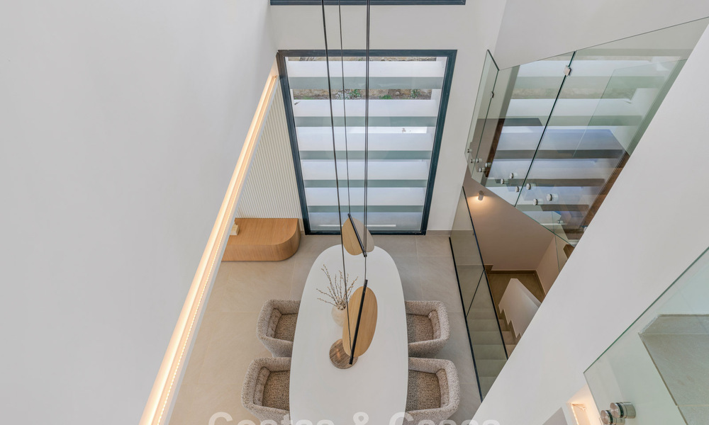 Villas de lujo nuevas, modernas e independientes en venta junto al campo de golf en Estepona 800218