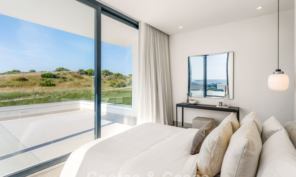 Villas de lujo nuevas, modernas e independientes en venta junto al campo de golf en Estepona 800219