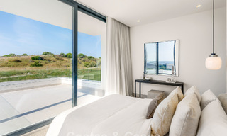 Villas de lujo nuevas, modernas e independientes en venta junto al campo de golf en Estepona 800219 