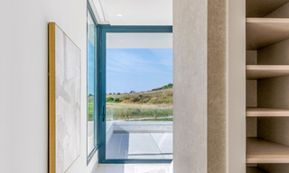 Villas de lujo nuevas, modernas e independientes en venta junto al campo de golf en Estepona 800220 