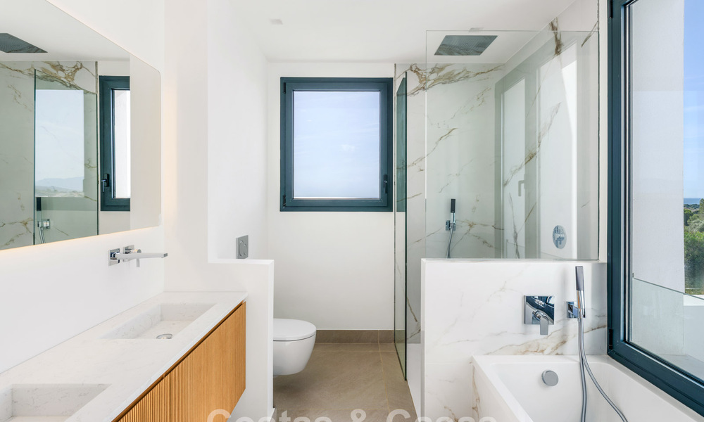 Villas de lujo nuevas, modernas e independientes en venta junto al campo de golf en Estepona 800221