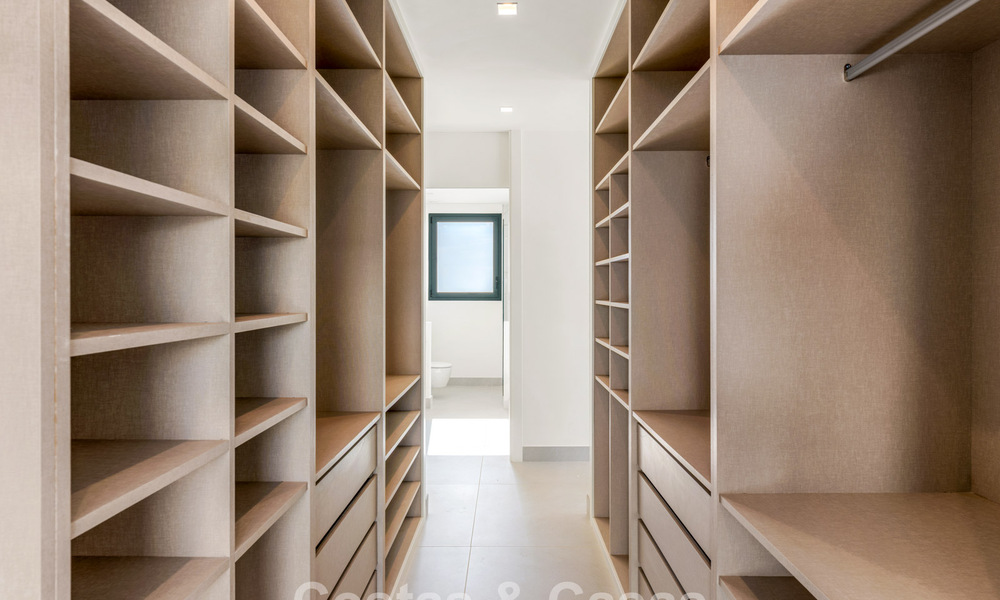 Villas de lujo nuevas, modernas e independientes en venta junto al campo de golf en Estepona 800223