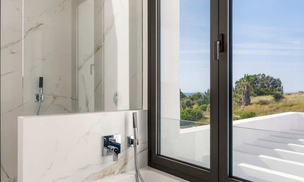 Villas de lujo nuevas, modernas e independientes en venta junto al campo de golf en Estepona 800224