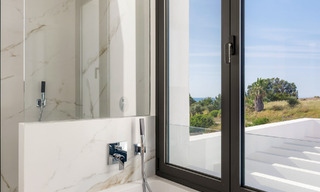 Villas de lujo nuevas, modernas e independientes en venta junto al campo de golf en Estepona 800224 
