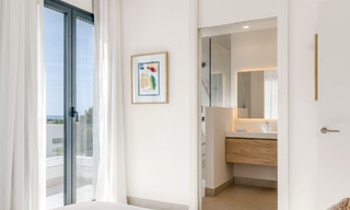 Villas de lujo nuevas, modernas e independientes en venta junto al campo de golf en Estepona 800225 