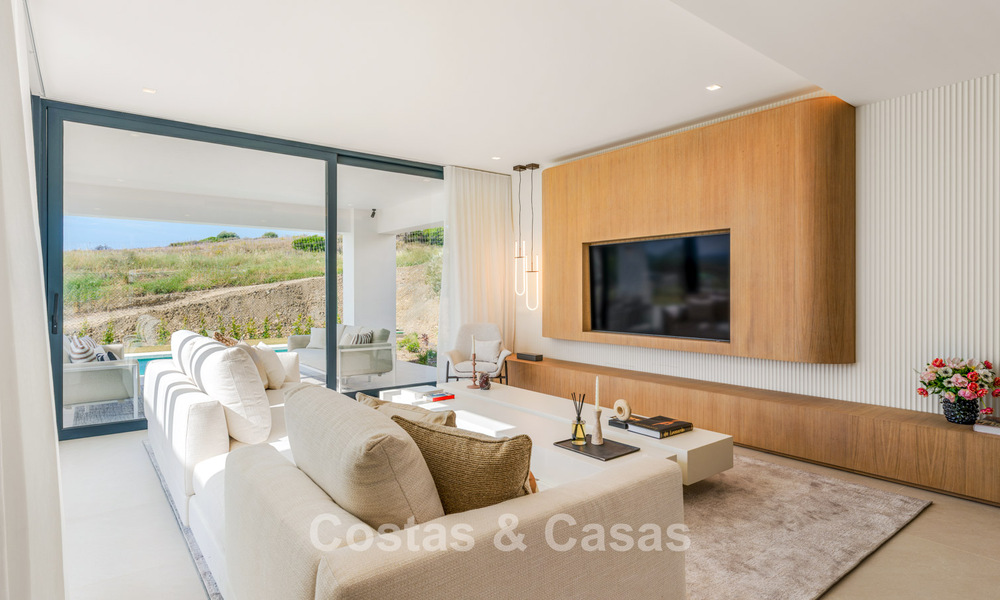 Villas de lujo nuevas, modernas e independientes en venta junto al campo de golf en Estepona 800227