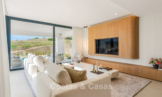 Villas de lujo nuevas, modernas e independientes en venta junto al campo de golf en Estepona 800227 