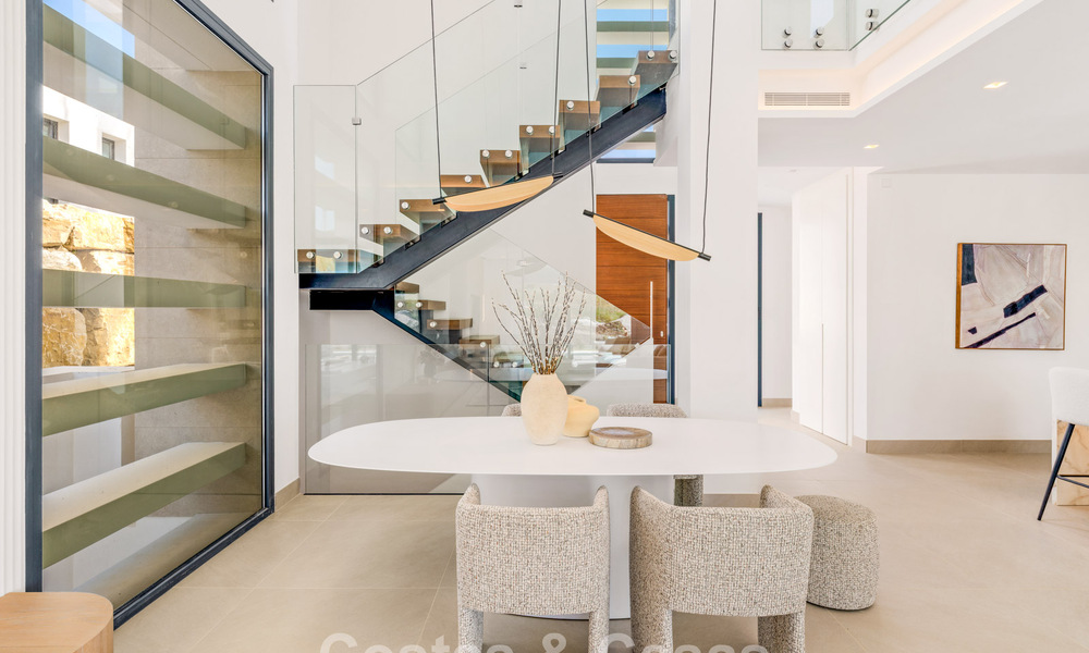 Villas de lujo nuevas, modernas e independientes en venta junto al campo de golf en Estepona 800228