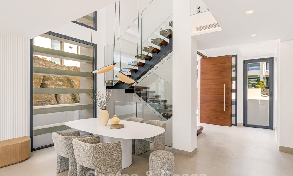 Villas de lujo nuevas, modernas e independientes en venta junto al campo de golf en Estepona 800229