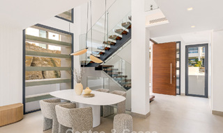 Villas de lujo nuevas, modernas e independientes en venta junto al campo de golf en Estepona 800229 