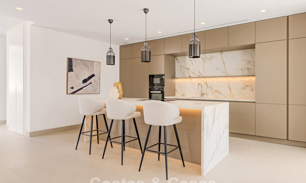 Villas de lujo nuevas, modernas e independientes en venta junto al campo de golf en Estepona 800231