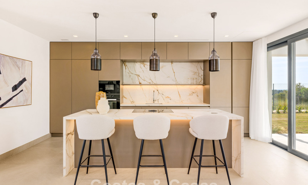 Villas de lujo nuevas, modernas e independientes en venta junto al campo de golf en Estepona 800232