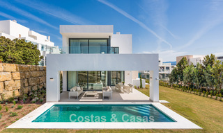 Villas de lujo nuevas, modernas e independientes en venta junto al campo de golf en Estepona 800233 