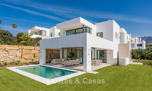 Villas de lujo nuevas, modernas e independientes en venta junto al campo de golf en Estepona 800234