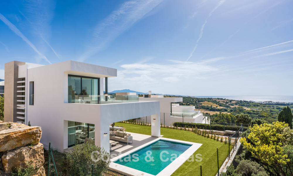 Villas de lujo nuevas, modernas e independientes en venta junto al campo de golf en Estepona 800235