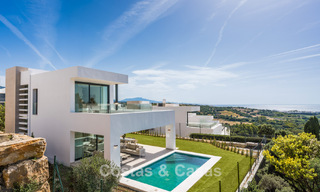 Villas de lujo nuevas, modernas e independientes en venta junto al campo de golf en Estepona 800235 