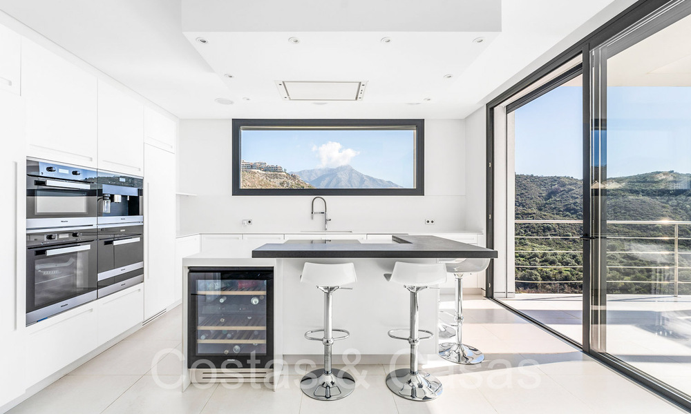 Villa modernista de lujo en venta en una urbanización cerrada en La Quinta, Marbella - Benahavis 65694