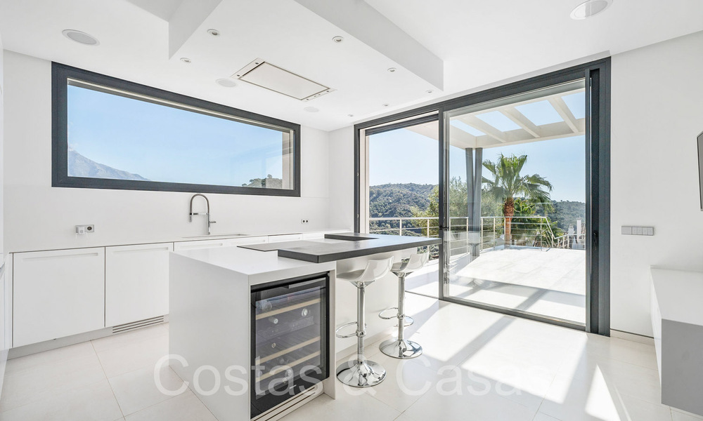 Villa modernista de lujo en venta en una urbanización cerrada en La Quinta, Marbella - Benahavis 65695