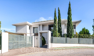 Villa modernista de lujo en venta en una urbanización cerrada en La Quinta, Marbella - Benahavis 65697 