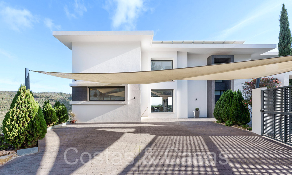 Villa modernista de lujo en venta en una urbanización cerrada en La Quinta, Marbella - Benahavis 65698