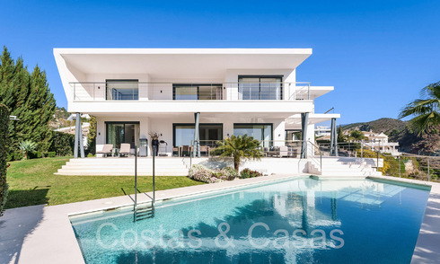 Villa modernista de lujo en venta en una urbanización cerrada en La Quinta, Marbella - Benahavis 65706