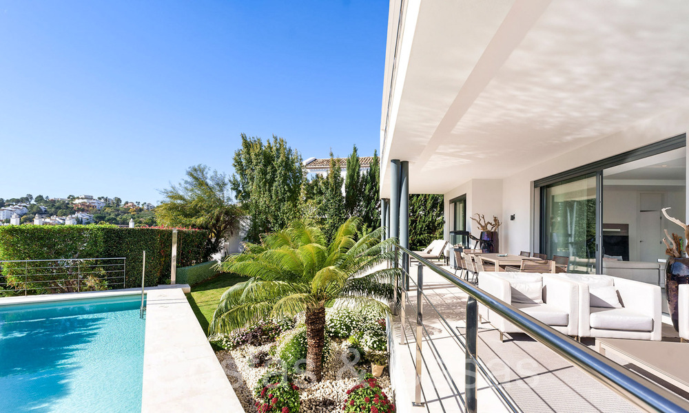 Villa modernista de lujo en venta en una urbanización cerrada en La Quinta, Marbella - Benahavis 65707