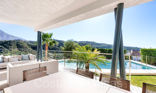 Villa modernista de lujo en venta en una urbanización cerrada en La Quinta, Marbella - Benahavis 65708 