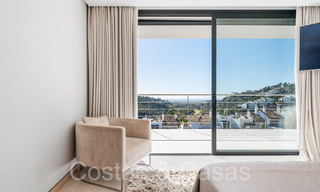 Villa modernista de lujo en venta en una urbanización cerrada en La Quinta, Marbella - Benahavis 65718 