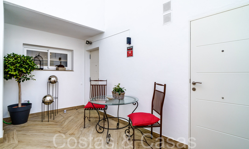 Moderna casa adosada reformada en venta en la Nueva Milla de Oro entre Marbella y Estepona 65732