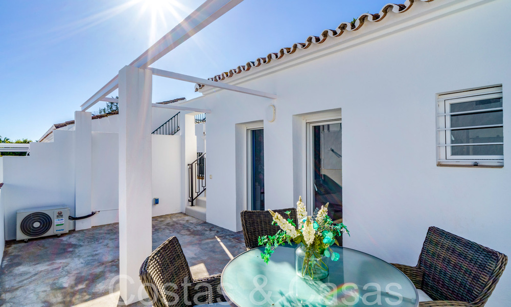 Moderna casa adosada reformada en venta en la Nueva Milla de Oro entre Marbella y Estepona 65743