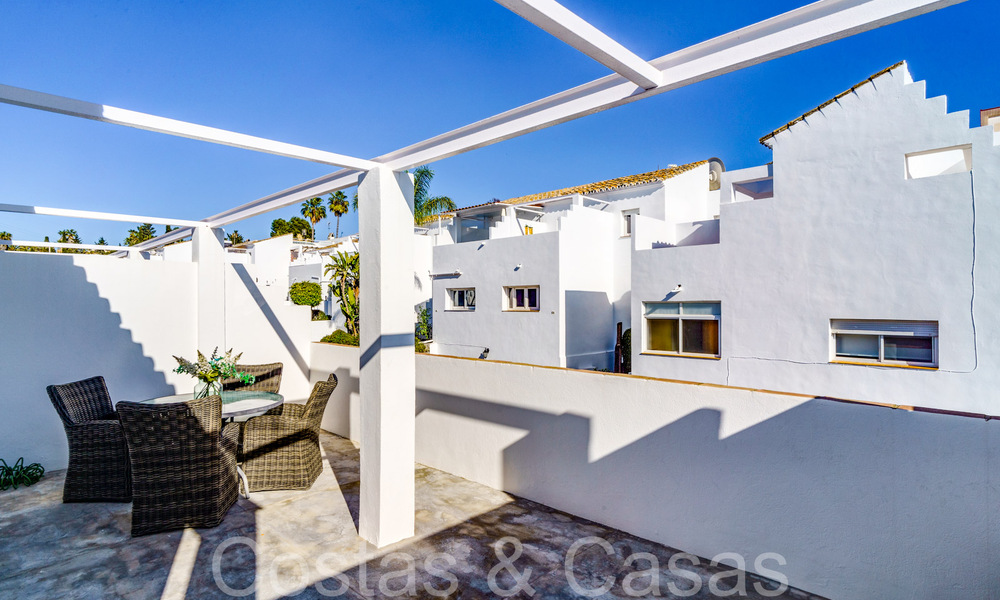 Moderna casa adosada reformada en venta en la Nueva Milla de Oro entre Marbella y Estepona 65744