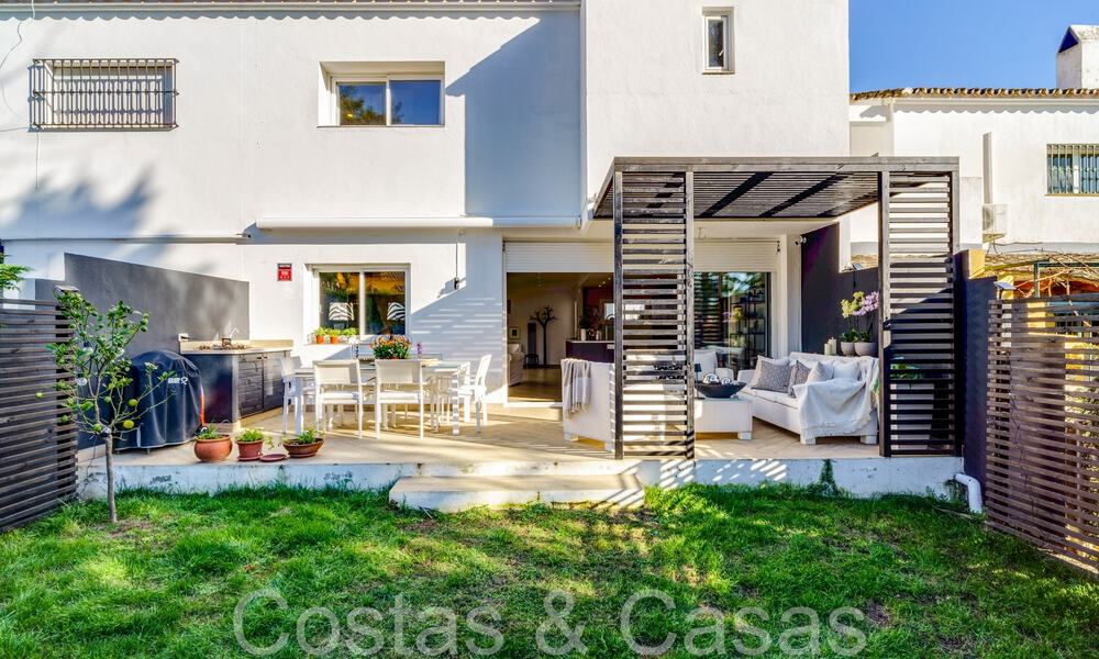 Moderna casa adosada reformada en venta en la Nueva Milla de Oro entre Marbella y Estepona 65759