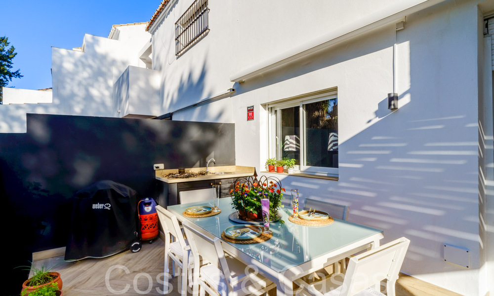 Moderna casa adosada reformada en venta en la Nueva Milla de Oro entre Marbella y Estepona 65760