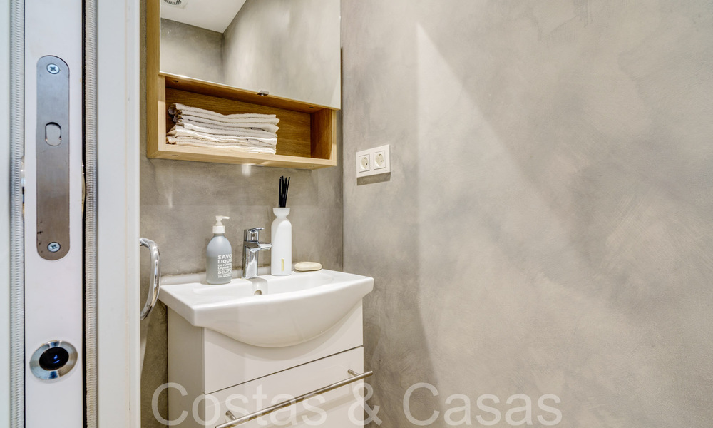 Moderna casa adosada reformada en venta en la Nueva Milla de Oro entre Marbella y Estepona 65761