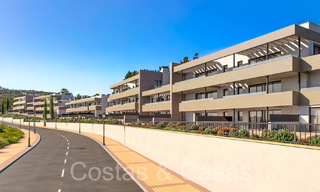 Apartamentos de obra nueva con diseño vanguardista en venta, primera línea de golf en Casares, Costa del Sol 65358 