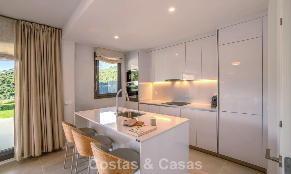 Apartamentos de obra nueva con diseño vanguardista en venta, primera línea de golf en Casares, Costa del Sol 798998