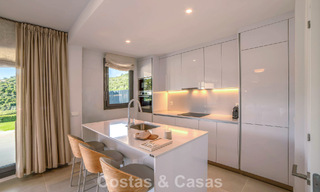 Apartamentos de obra nueva con diseño vanguardista en venta, primera línea de golf en Casares, Costa del Sol 798998 