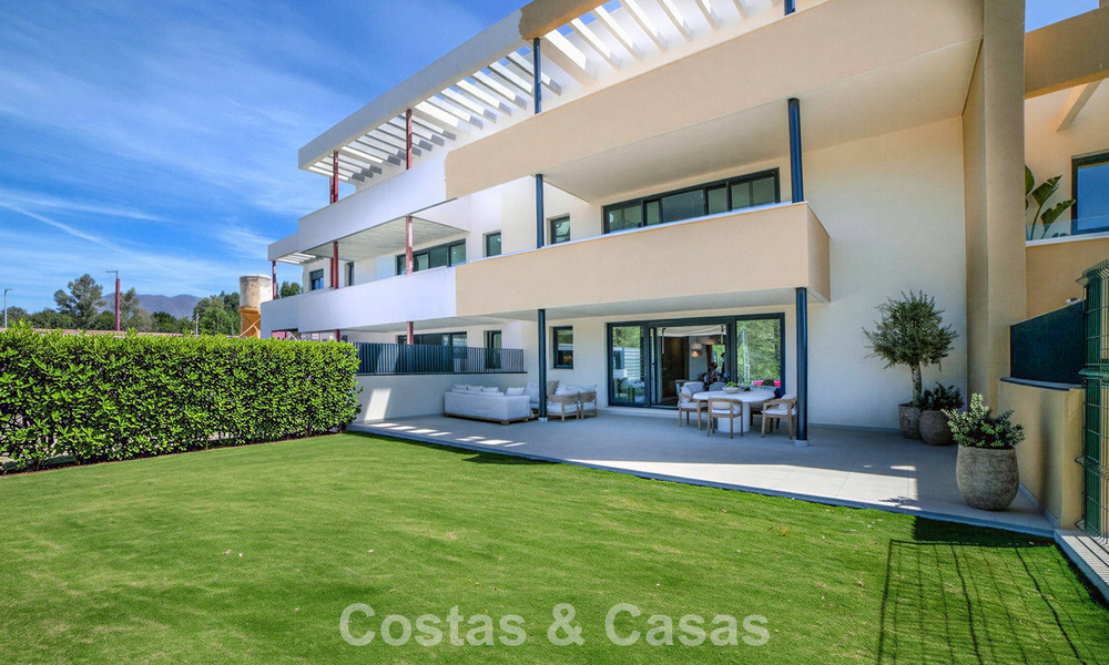 Apartamentos de obra nueva con diseño vanguardista en venta, primera línea de golf en Casares, Costa del Sol 798999
