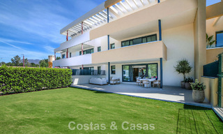 Apartamentos de obra nueva con diseño vanguardista en venta, primera línea de golf en Casares, Costa del Sol 798999 
