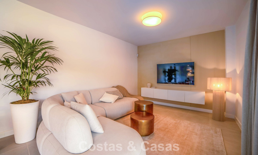 Apartamentos de obra nueva con diseño vanguardista en venta, primera línea de golf en Casares, Costa del Sol 799000