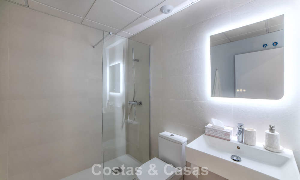 Apartamentos de obra nueva con diseño vanguardista en venta, primera línea de golf en Casares, Costa del Sol 799001