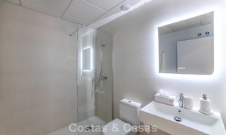 Apartamentos de obra nueva con diseño vanguardista en venta, primera línea de golf en Casares, Costa del Sol 799001 