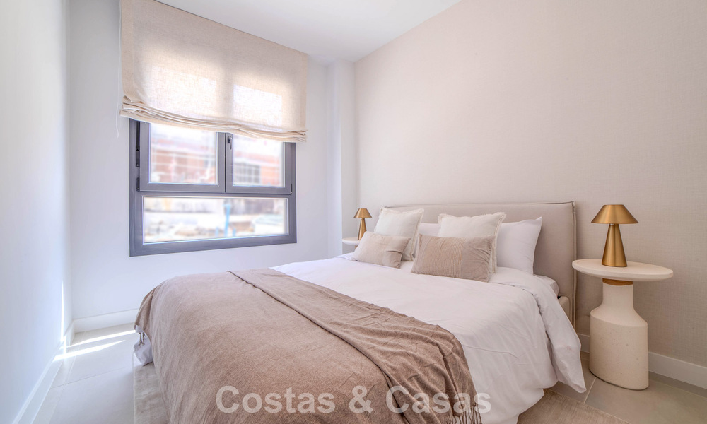Apartamentos de obra nueva con diseño vanguardista en venta, primera línea de golf en Casares, Costa del Sol 799002