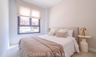 Apartamentos de obra nueva con diseño vanguardista en venta, primera línea de golf en Casares, Costa del Sol 799002 