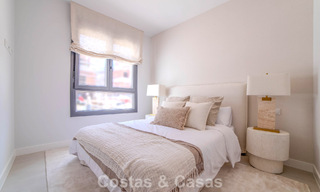 Apartamentos de obra nueva con diseño vanguardista en venta, primera línea de golf en Casares, Costa del Sol 799003 