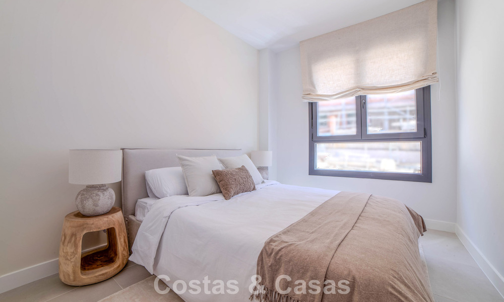 Apartamentos de obra nueva con diseño vanguardista en venta, primera línea de golf en Casares, Costa del Sol 799004
