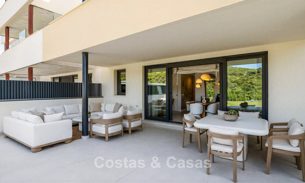 Apartamentos de obra nueva con diseño vanguardista en venta, primera línea de golf en Casares, Costa del Sol 799005